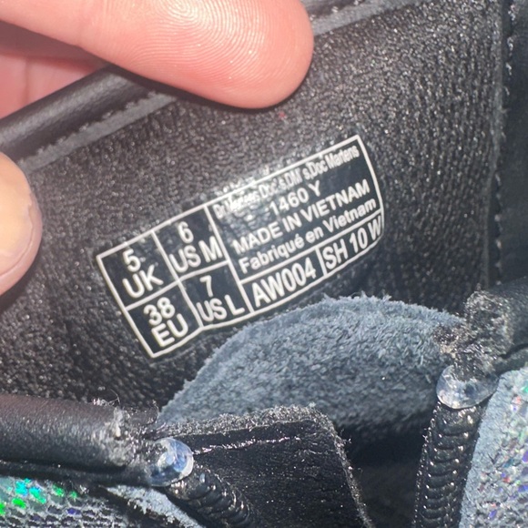 Dr. Martens 1460 Iridescent Reptile Leather Lace Up
Boots Silver Big Girls SZ 6 - Picture 8 of 8